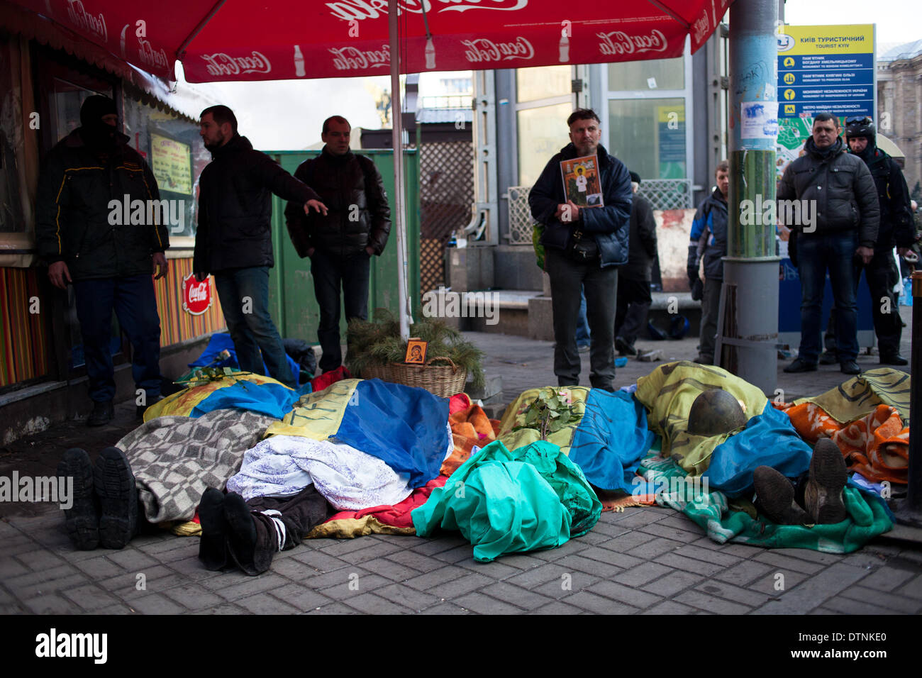 Kiew, Ukraine. 20. Februar 2014. Leichen lagen auf der Erde bei Zusammenstößen mit der Polizei im Zentrum von Kiew am 20. Februar 2014 in Kiew bedeckt. Mindestens 25 Demonstranten am 20. Februar in frischen Zusammenstöße zwischen Tausenden von Demonstranten und schwer bewaffnete Bereitschaftspolizei im Herzen von Kiew ums Leben kamen, sagte AFP-Korrespondenten vor Ort. Die Leichen von acht Demonstranten außerhalb von Kiew Hauptpost auf dem Unabhängigkeitsplatz lagen, sagte ein AFP-Reporter. Die Leichen von 17 anderen Demonstranten mit scheinbaren Schusswunden waren auch in der Nähe von zwei Hotels auf gegenüberliegenden Seiten des p gesehen. Stockfoto