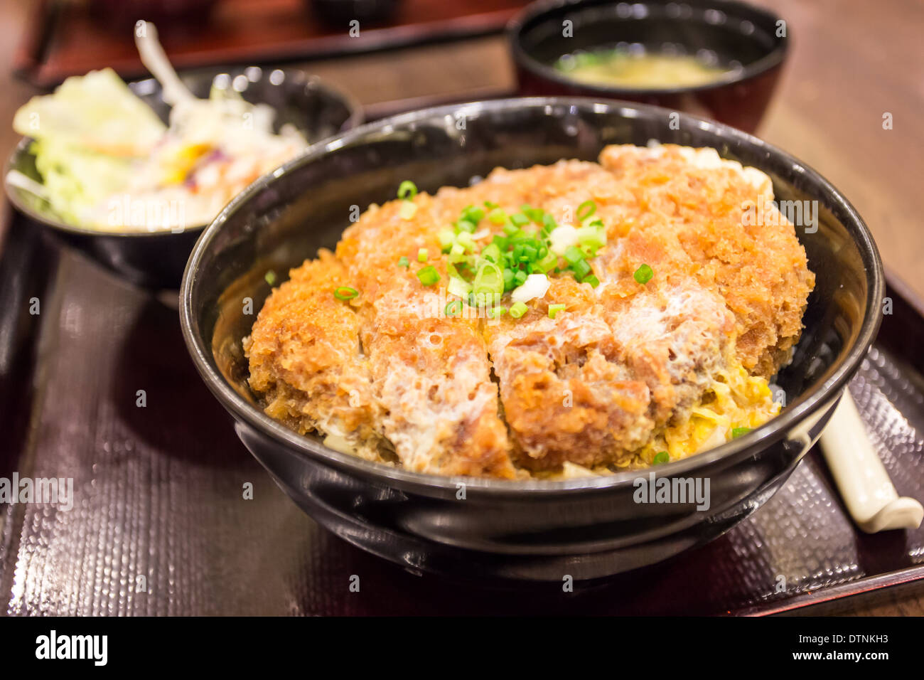 Katsudon - panierte Japanisch tief gebratene Schweineschnitzel (Tonkatsu) garniert mit Ei auf Reis. Stockfoto