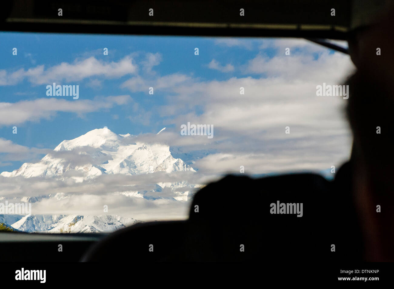 Denali (ehemals Mt. McKinley) gesehen durch das vordere Fenster eines Park Shuttle Bus da es Kämme steinigen Pass im Denali National Park, Alaska, USA. Stockfoto