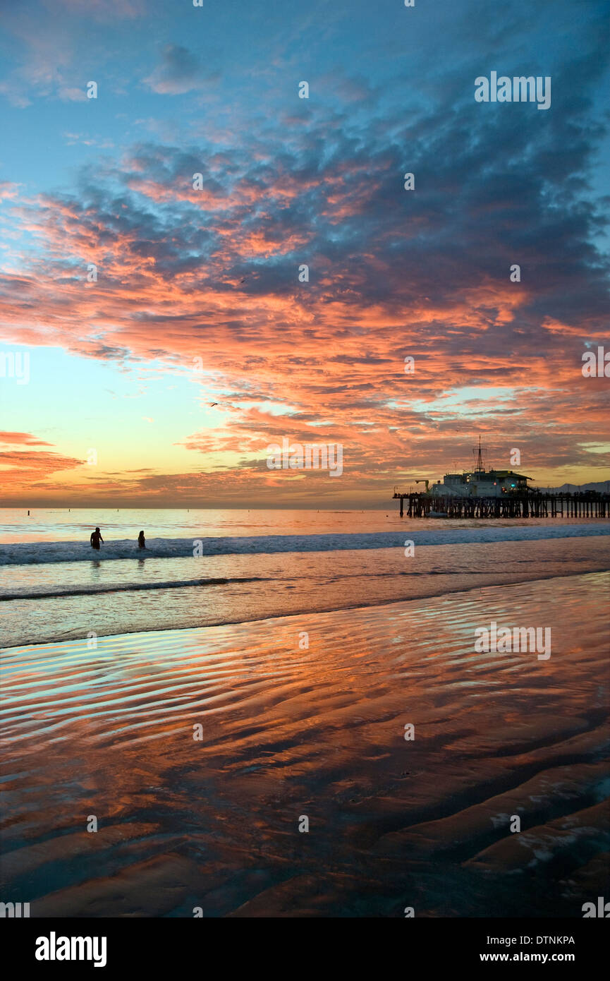Der Santa Monica Pier bei Sonnenuntergang Stockfoto