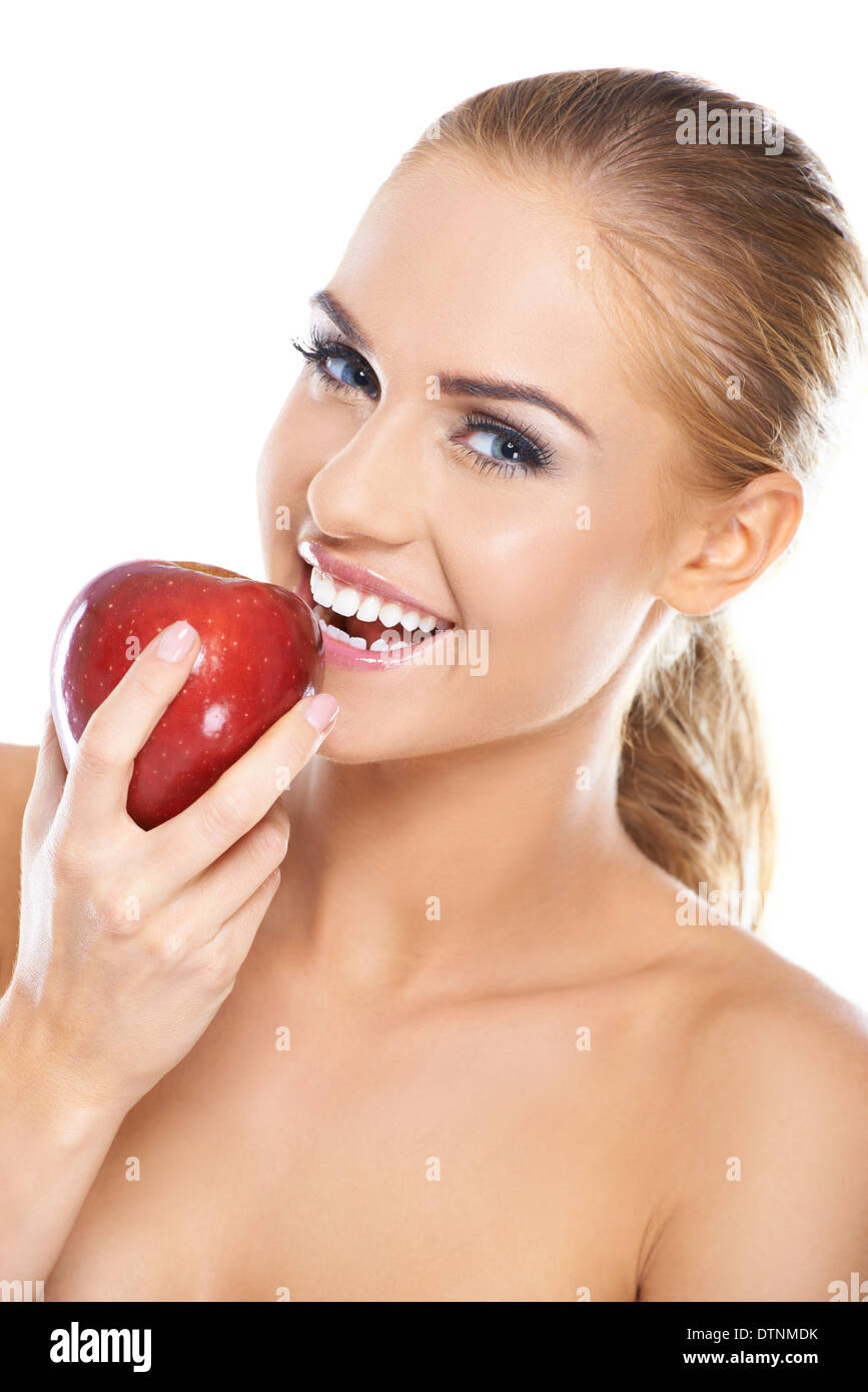 Lachende Frau mit einem roten Apfel Stockfoto