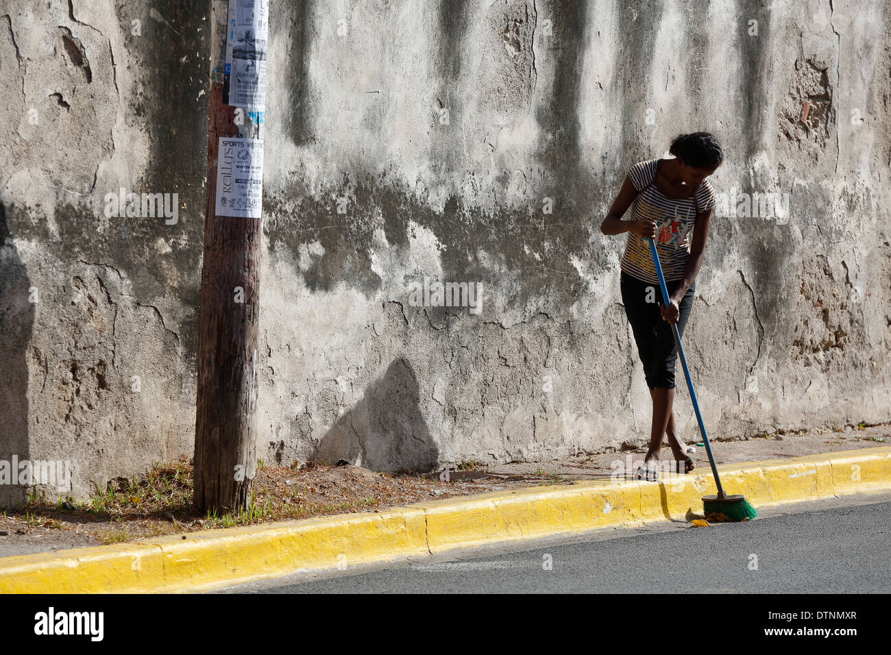 Frau fegen der Straße, Granada, Nicaragua Stockfoto