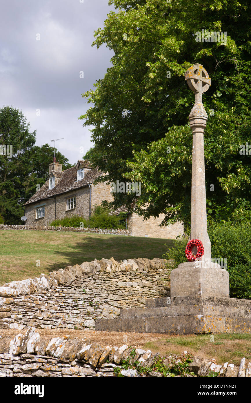 Kriegerdenkmal in den Cotswolds Dorf Eastleach Turville, Gloucestershire, England. Sommer (Juli) 2010. Stockfoto