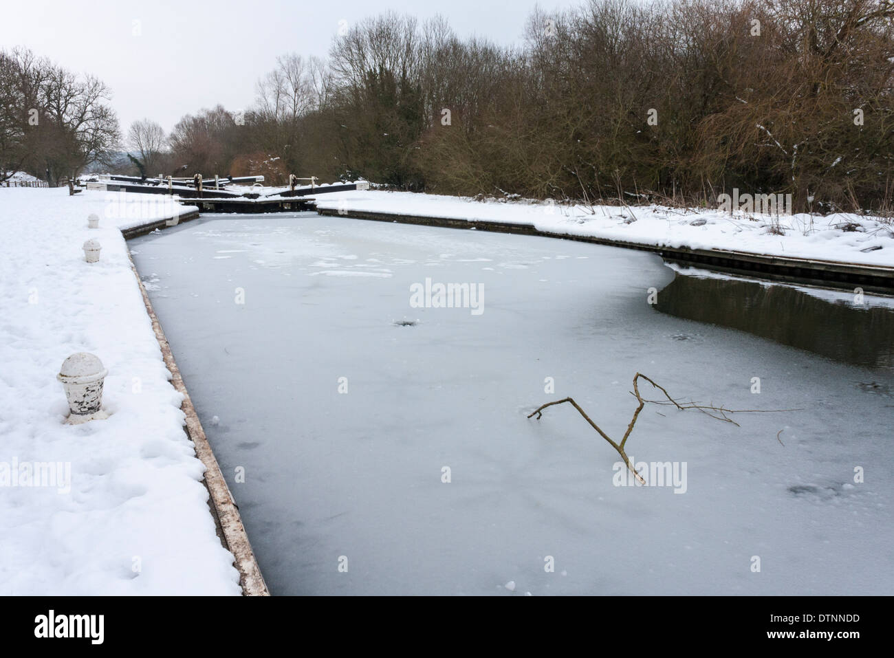 Gefrorenen Kanal im Winter. Padworth Verriegelung, Kennet und Avon Kanal, Aldermaston, Berkshire, England, GB, UK. Stockfoto