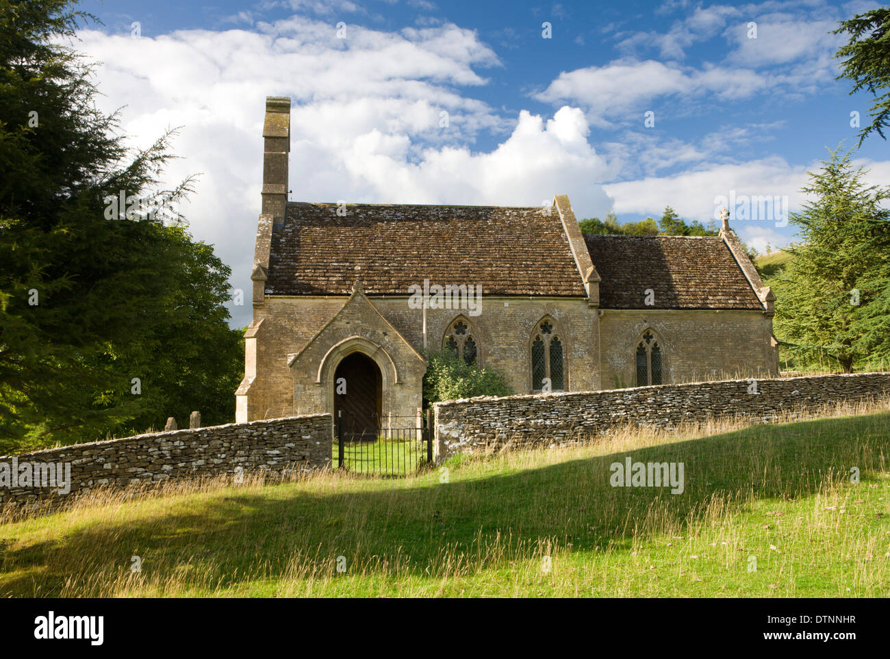 Kirche St Mary the Virgin in Lasborough in den Cotswolds, Gloucestershire, England. Sommer (August) 2010. Stockfoto