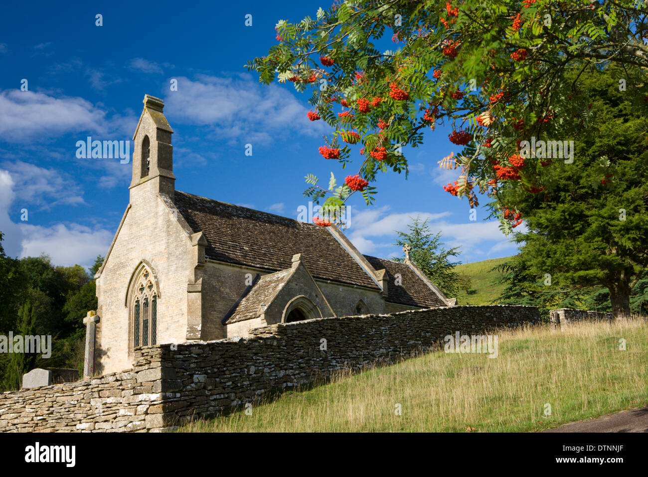 Kirche St Mary the Virgin in Lasborough in den Cotswolds, Gloucestershire, England. Sommer (August) 2010. Stockfoto