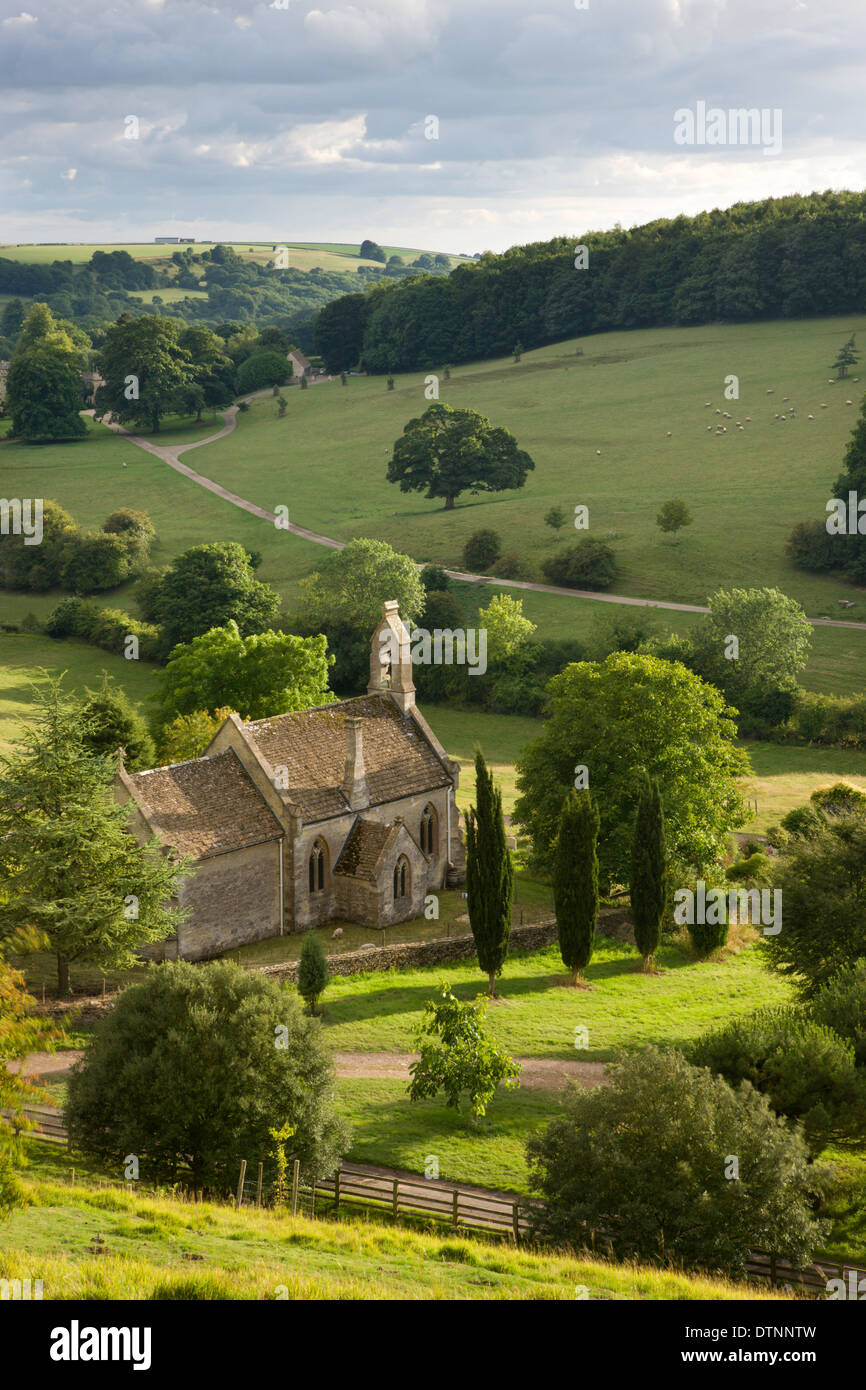 Kirche von St Mary the Virgin umgeben von einer wunderschönen Landschaft, Lasborough in den Cotswolds, Gloucestershire, England. Stockfoto