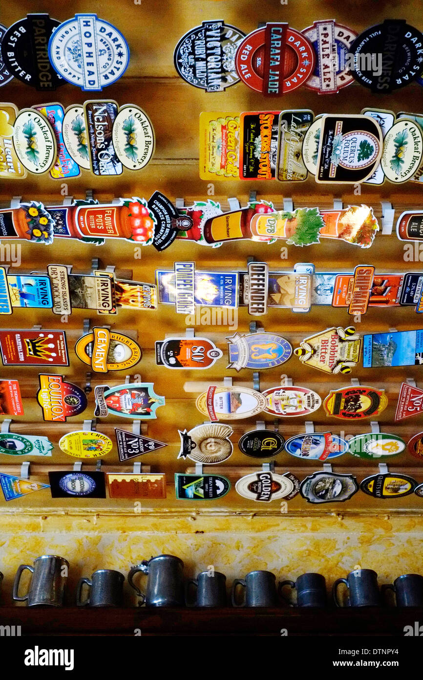 Zapfanlage Abzeichen Darstellung der Hersteller Name und Marke Linie eine echtes Ale Bar Decke auf das Loch in der Wand Southsea England uk Stockfoto