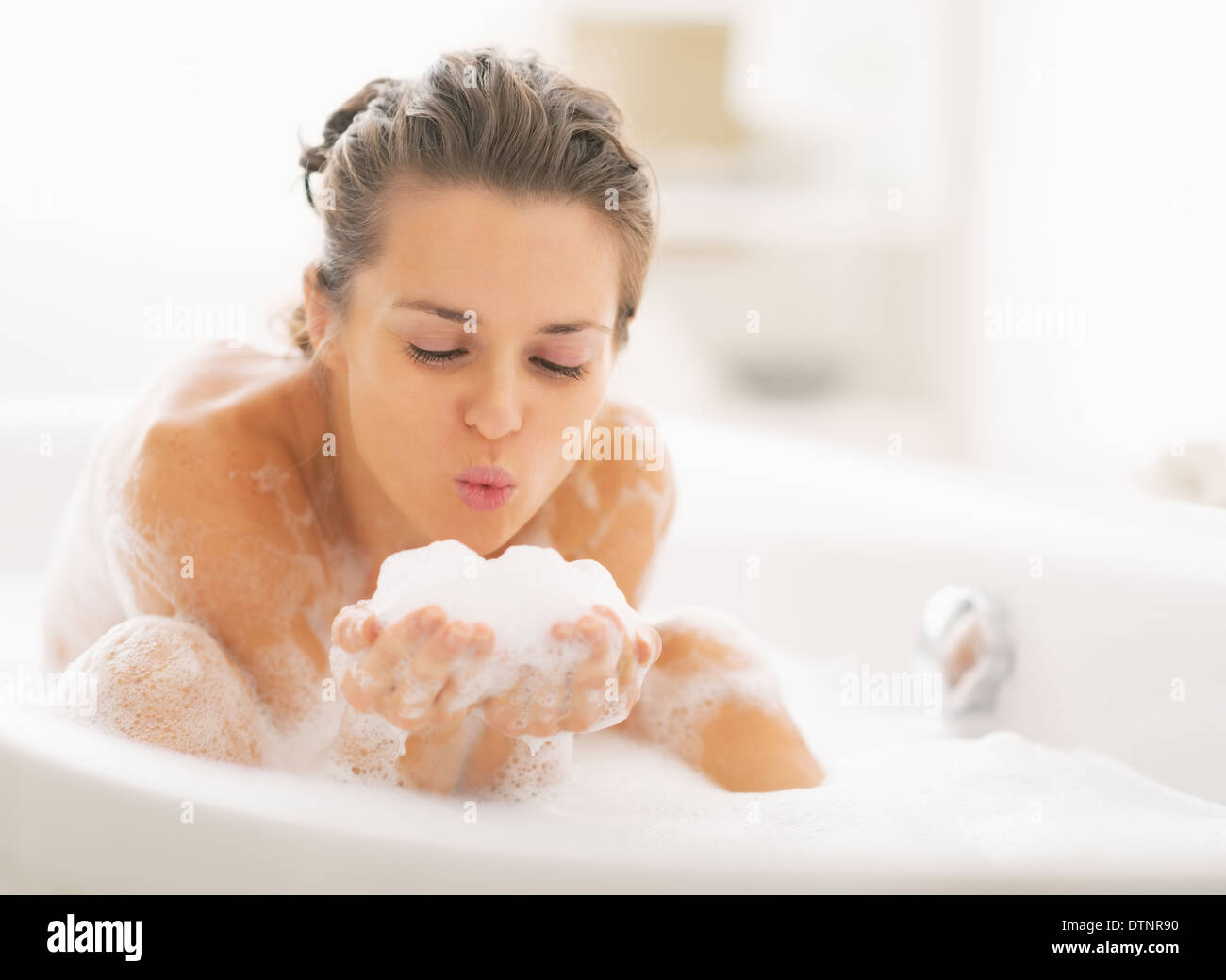 Frau badewanne schaum Fotos und Bildmaterial in hoher Auflösung Alamy