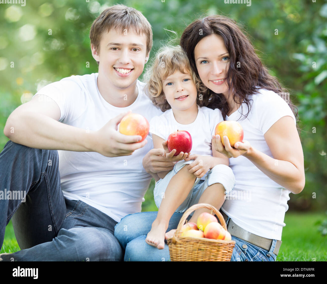 Happy Family im park Stockfoto