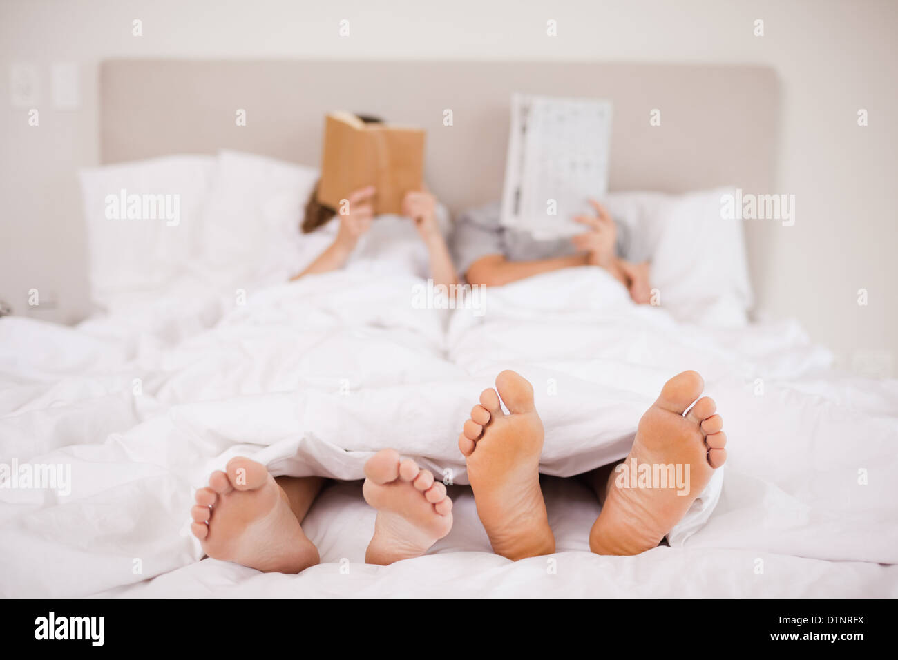 Paar beim verstecken ihre Gesichter lesen Stockfoto