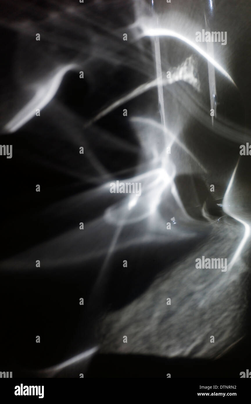 Abstrakte Sicht von Sonnenlicht auf ein Porzellan-Badewanne Interferenzgitters Stockfoto