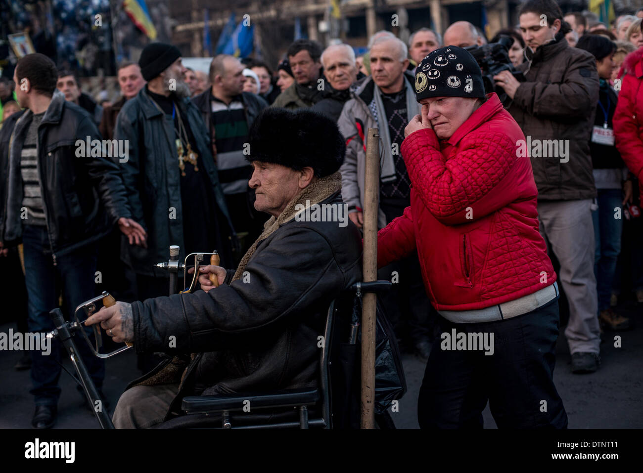 Kiew, Ukraine – Februar 21,2014: die Zeremonie der Bestattung der toten Demonstranten In Kiew statt. In der Nähe von 50.000 Menschen schrien "Helden nicht sterben". Mindestens 77 Menschen tot gemeldet wurden, und mehr als 1.000 verletzt in den letzten zwei Tagen Auseinandersetzungen. Am Platz der Unabhängigkeit wurden die Gedenkstätten mit Blumen und Kerzen zu Ehren von toten Demonstranten. (Foto: Julia Kochetova/Pacific Press/Alamy Live-Nachrichten) Stockfoto