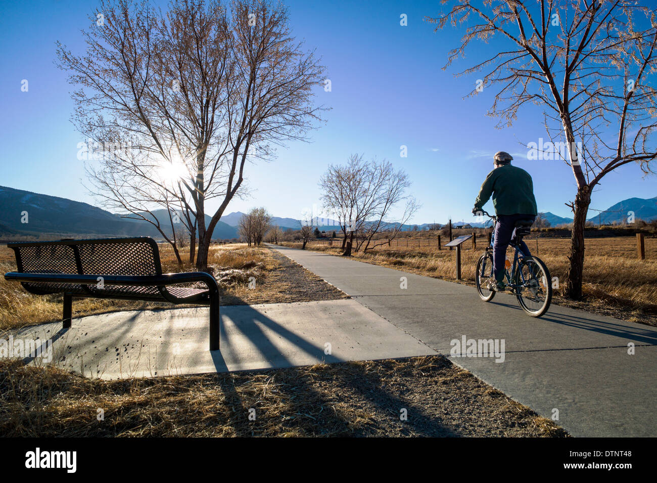 Radfahrer auf dem Radweg in die kleine Bergstadt Salida, Colorado, USA Stockfoto