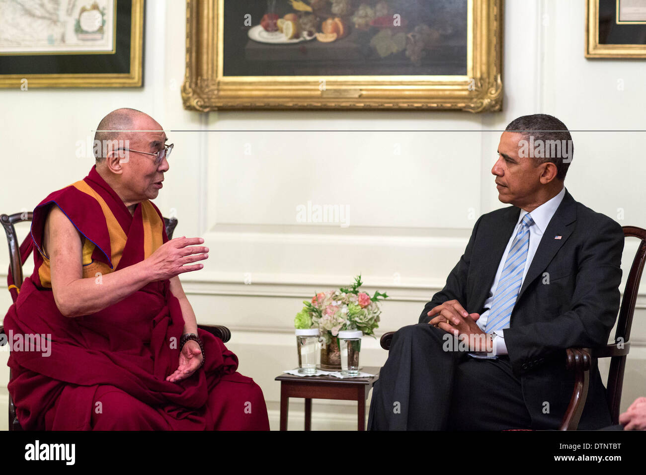 US-Präsident Barack Obama trifft sich mit dem Dalai Lama in der Map Room des weißen Hauses 21. Februar 2014 in Washington, DC. Stockfoto