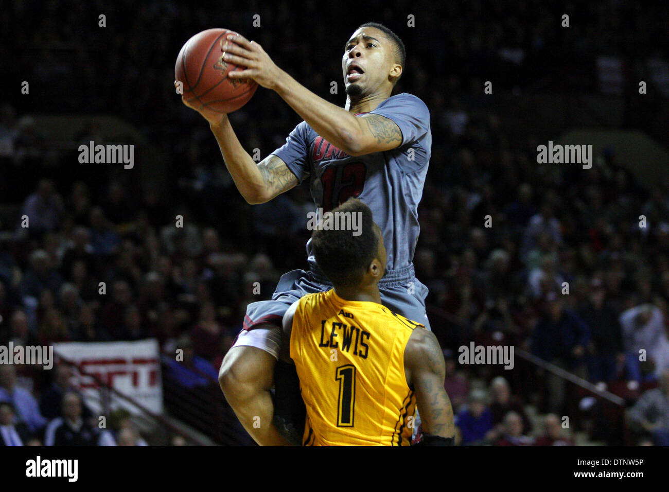 Amherst, Massachusetts, USA. 21. Februar 2014. 21. Februar 2014; Massachusetts Minutemen bewachen Trey Davis (12) Laufwerke in den Korb gegen Virginia Commonwealth Rams Garde JeQuan Lewis (1) während der ersten Hälfte des NCAA-Basketball-Spiel zwischen der Virginia Commonwealth Rams und Massachusetts Minutemen am Mullins Center. Anthony Nesmith/CSM/Alamy Live-Nachrichten Stockfoto