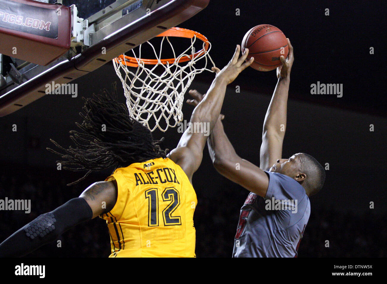 Amherst, Massachusetts, USA. 21. Februar 2014. 21. Februar 2014; Massachusetts Minutemen Na Cady Lalanne (25) Dunks auf Virginia Commonwealth Rams Mo Alie-Cox (12) während der ersten Hälfte des NCAA-Basketball-Spiel zwischen der Virginia Commonwealth Rams und Massachusetts Minutemen am Mullins Center nach vorn. Anthony Nesmith/CSM/Alamy Live-Nachrichten Stockfoto