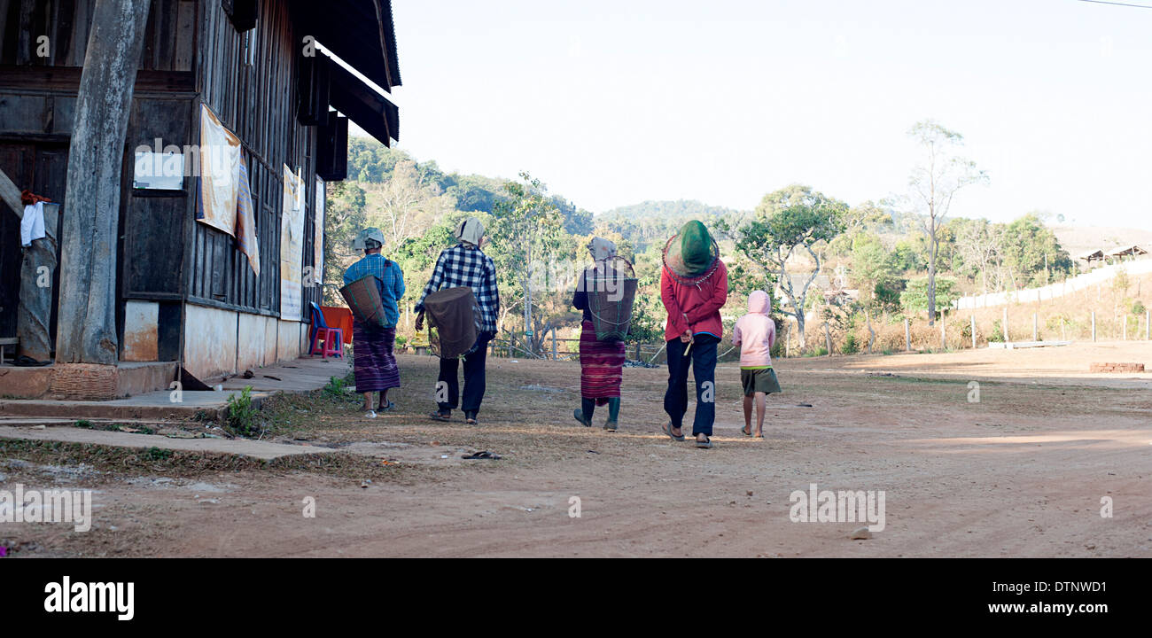 Fünf Dorfbewohner gehen um in ihrem kleinen Karen-Dorf im Norden Thailands Bleh Doh Tonart zu arbeiten. Stockfoto