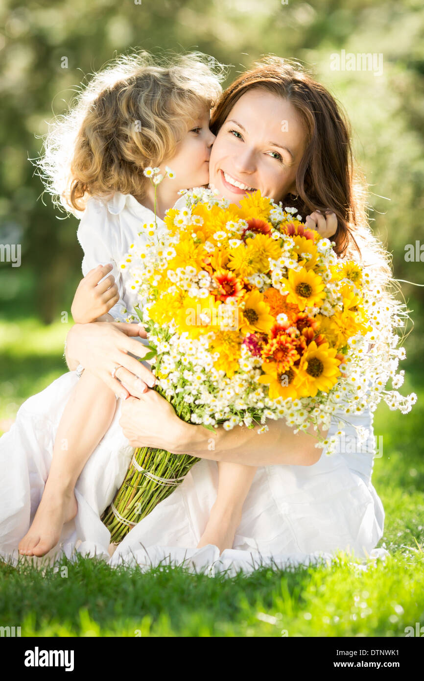 Frau und Kind hält Blumenstrauss Stockfoto