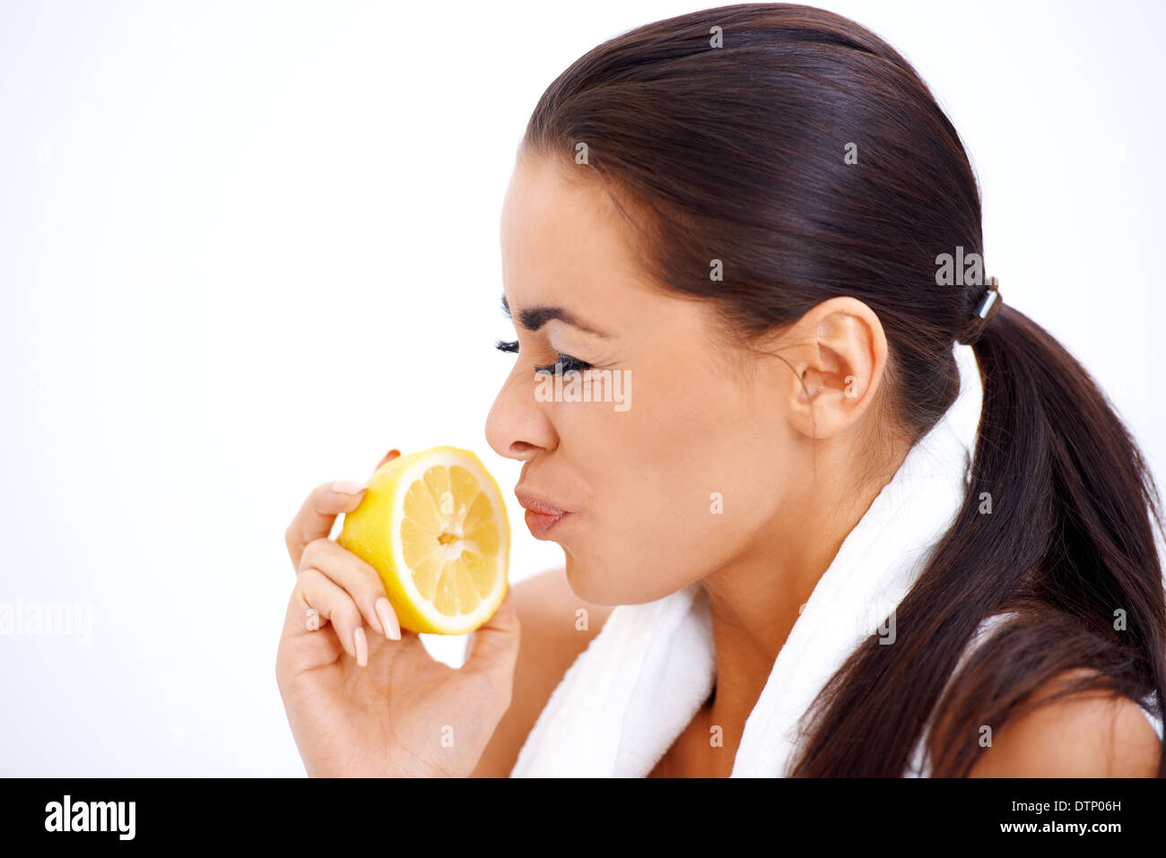 Frau mit Zitrone und Grimasse Stockfoto