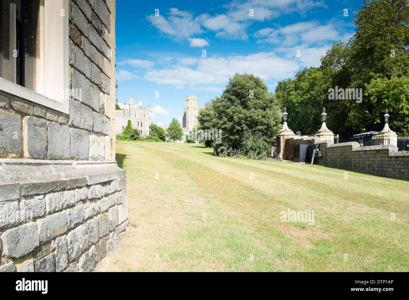 Blick auf Schloss Windsor aus St.-Georgs Kapelle, England Stockfoto