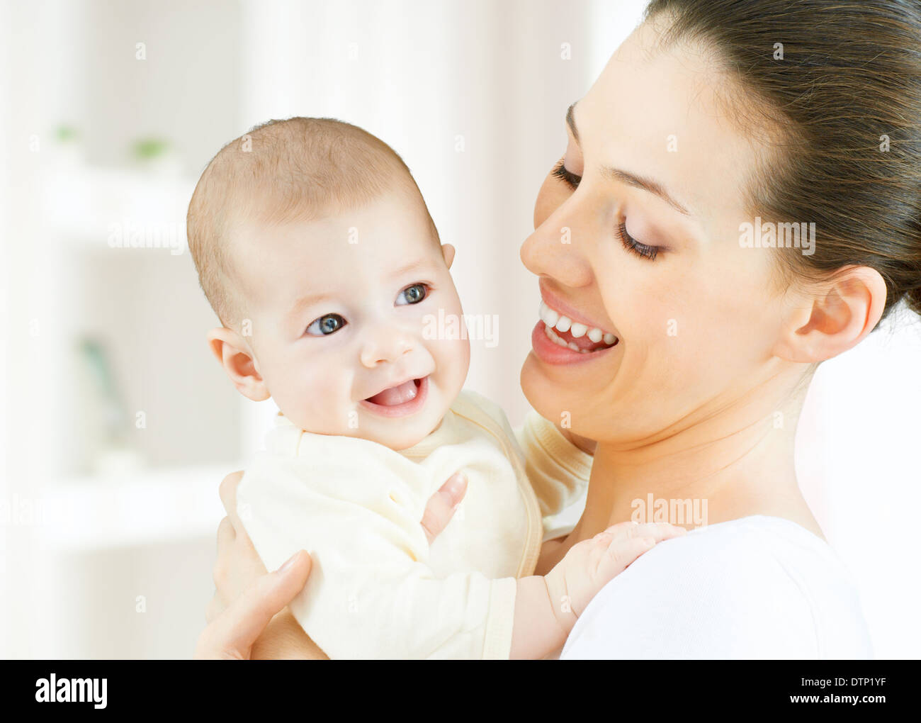 glückliche Mutter hält ihr baby Stockfoto