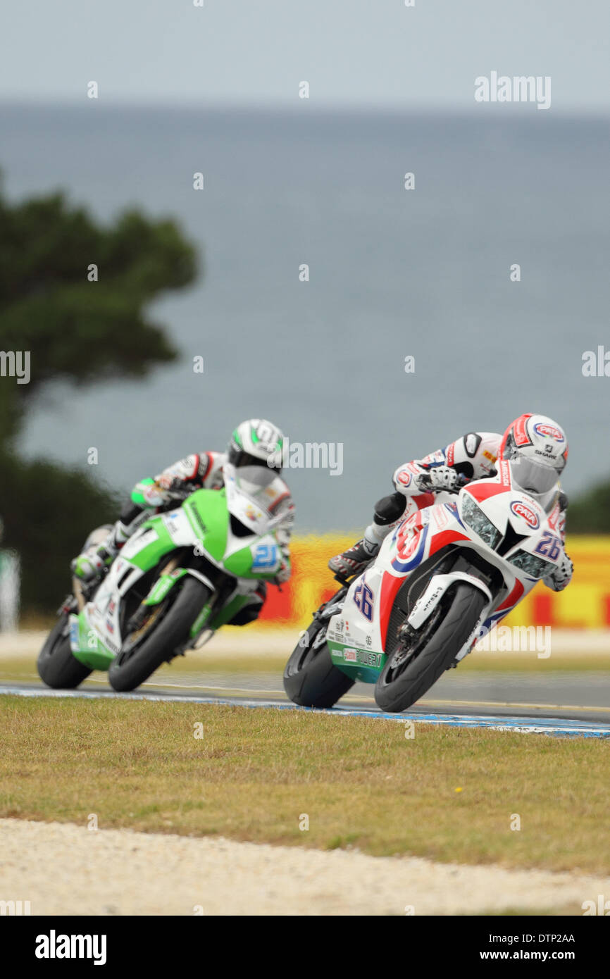 Phillip Island Grand Prix Circuit, Australien. Freies Training 3, Runde 1, Supersport-WM 2014. Lorenzo Zanetti führt Florian Marino aus Sibirien Ecke Phillip Island während des freien Trainings Session-Nummer 3. Beide Fahrer gelang es, 9. und 11. bzw. für die ersten Rennen der Saison am Sonntag qualifizieren. Bildnachweis: Russell Hunter/Alamy Live-Nachrichten Stockfoto