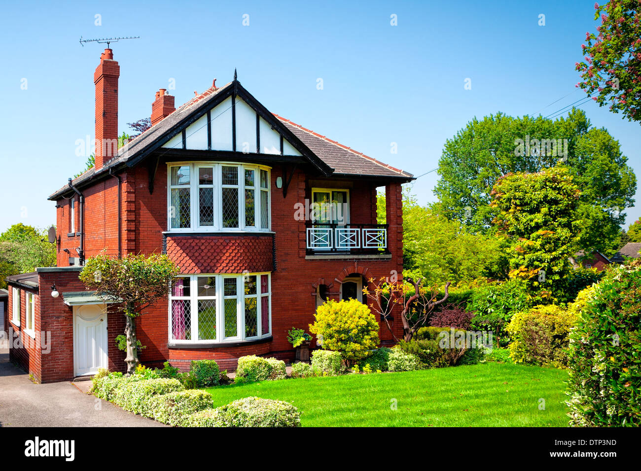 Typische englische Haus im Frühlingsgarten Stockfoto