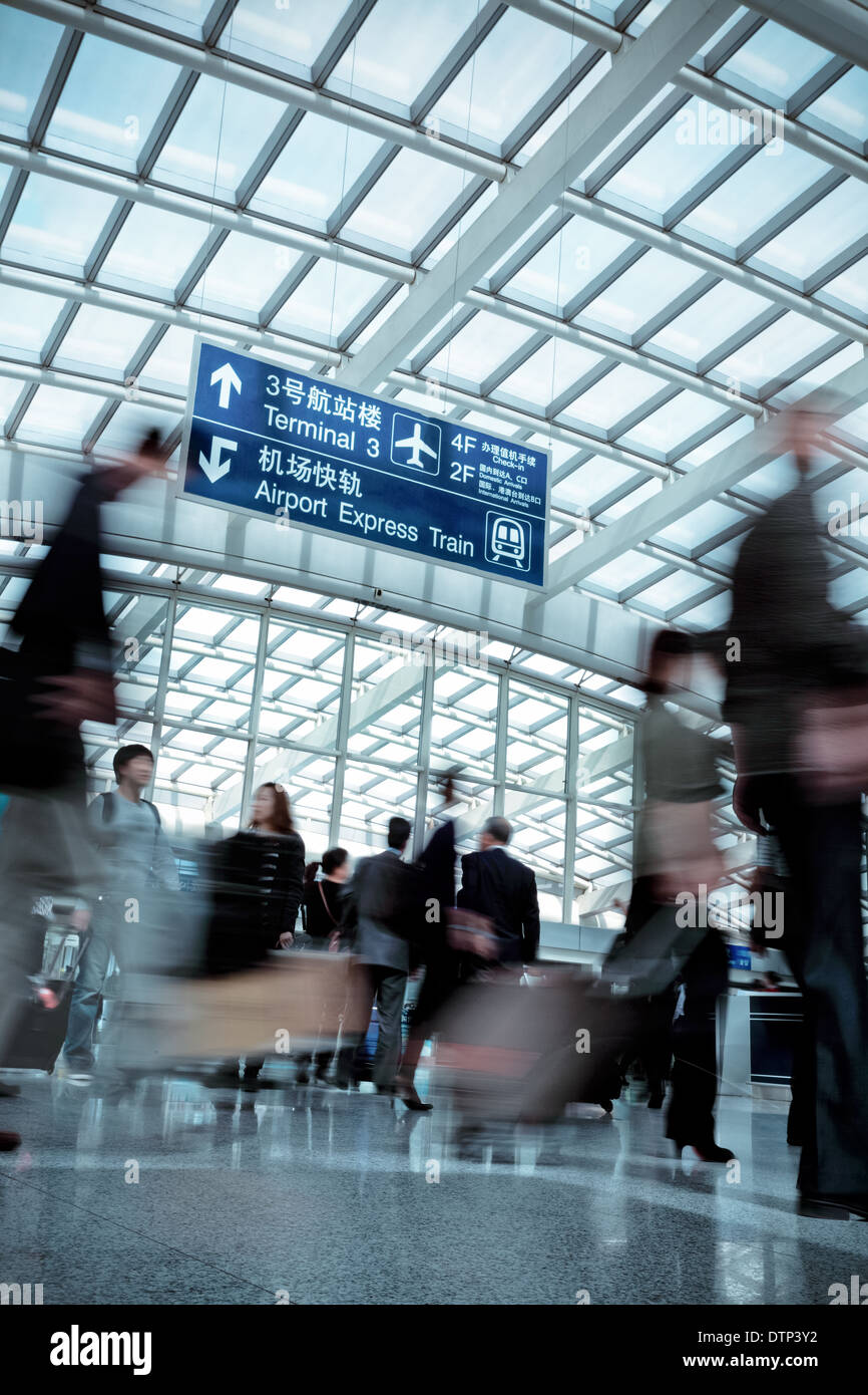 Menschen in Bewegung verwischen in modernen Flughafenhalle Stockfoto