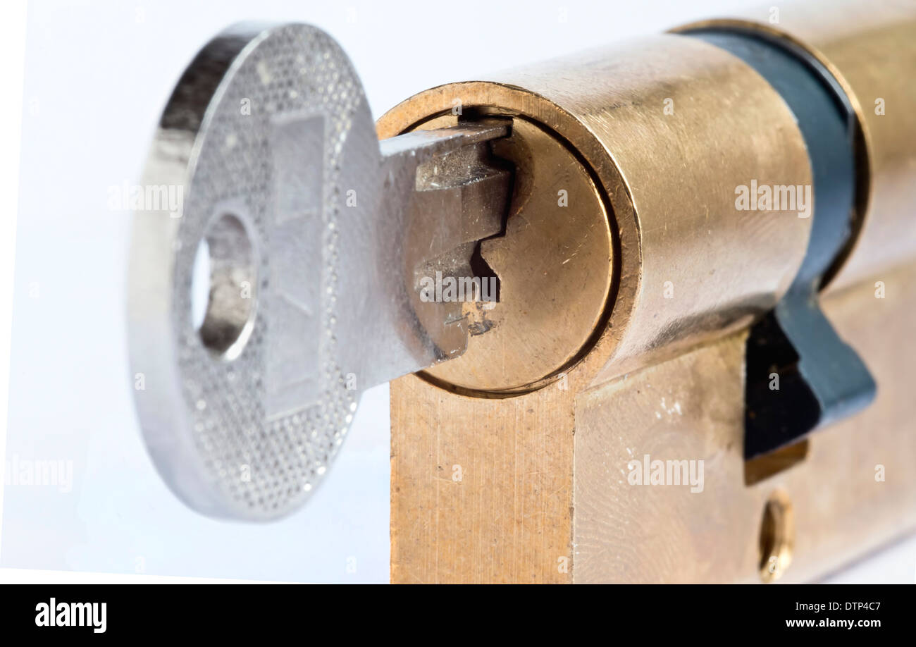 Schlüssel und Stecker - gesperrt - Zylinderschloss - hinter Schloss und Riegel - Gefühl der Sicherheit Stockfoto