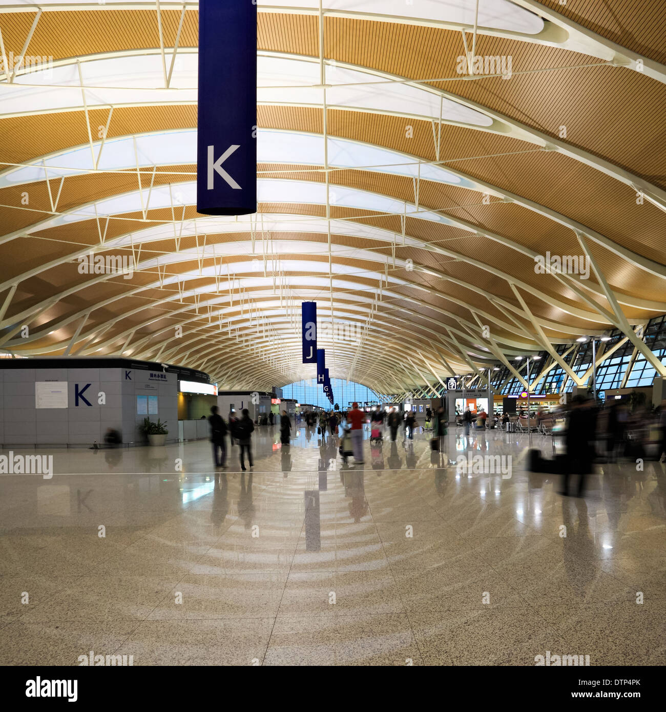 Passagier in der Flughafenhalle Stockfoto
