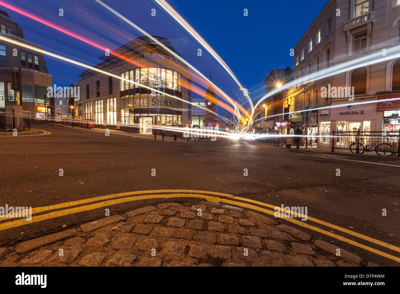 Lichtspuren im Zentrum von Brighton, East Sussex, England. Stockfoto