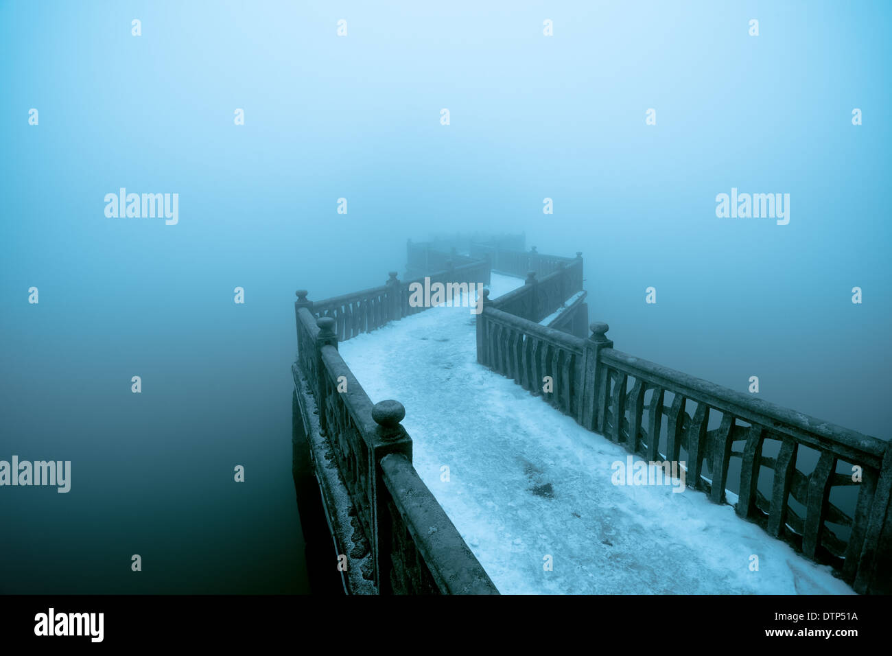 Zick-Zack-Brücke im Nebel Stockfoto