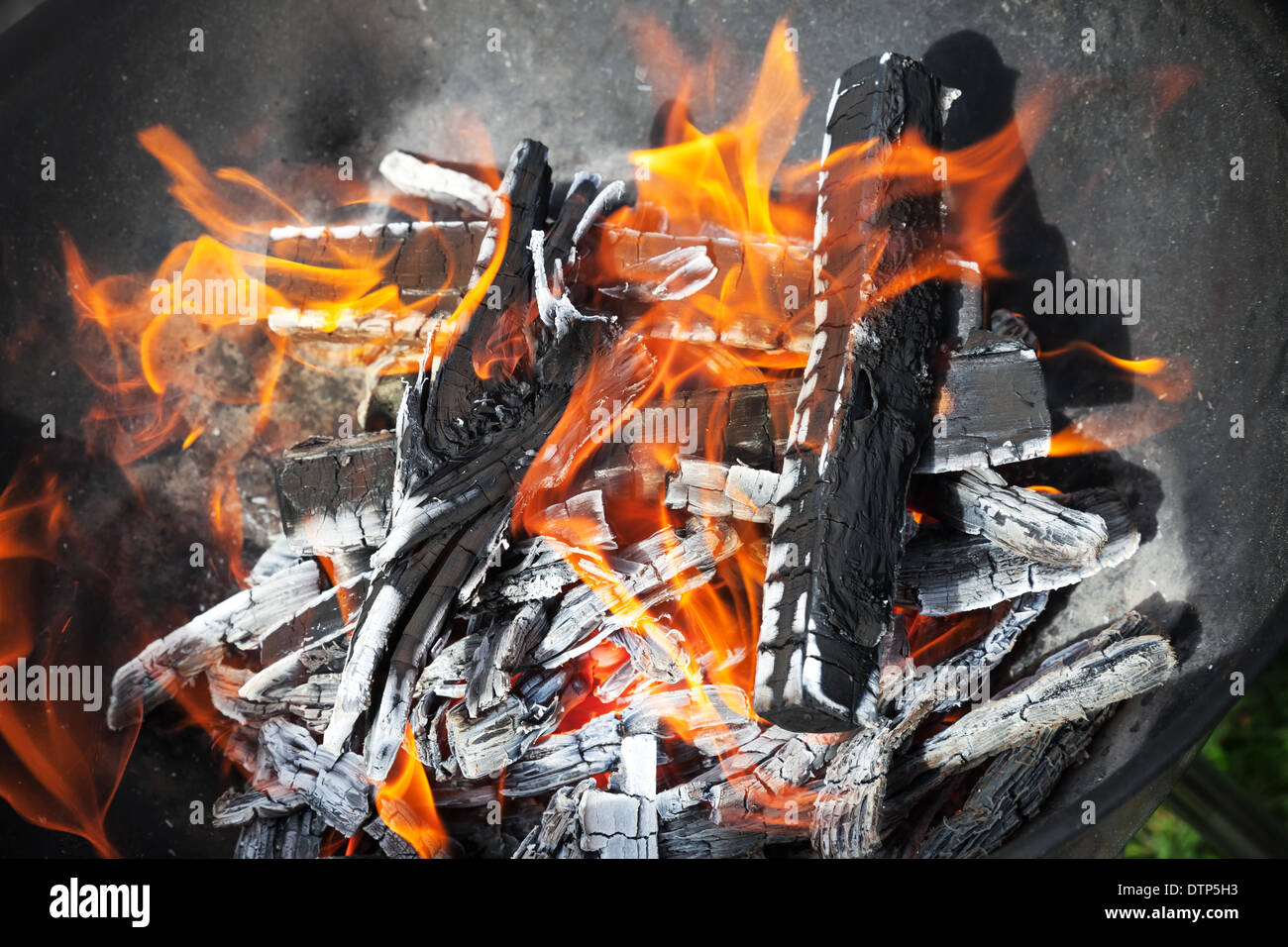 Nahaufnahme Foto von natürlichen Lagerfeuer im freien Stockfoto