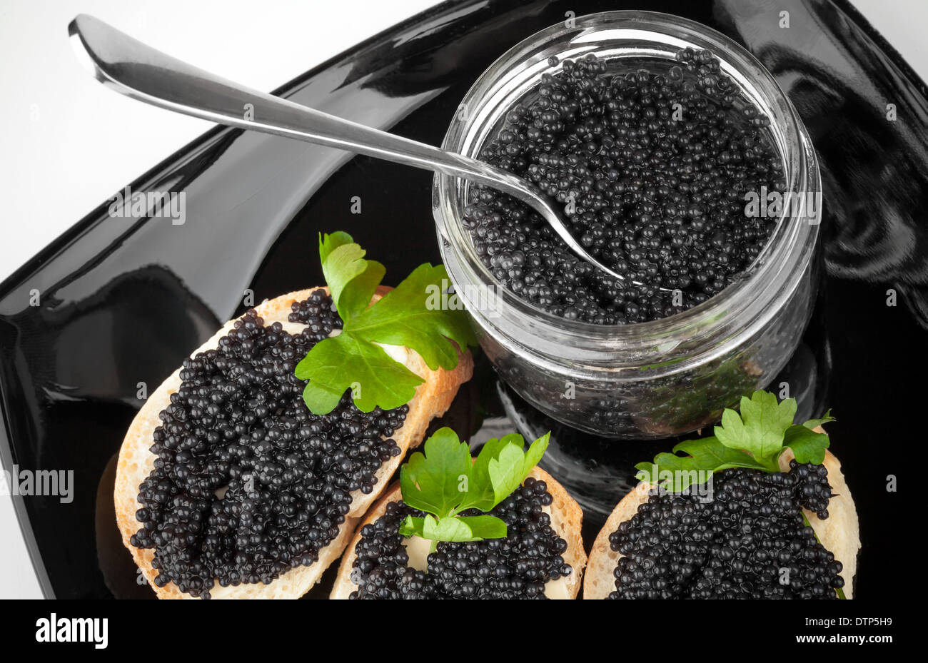 Sandwiches mit schwarzem Kaviar auf Glasplatte Stockfoto