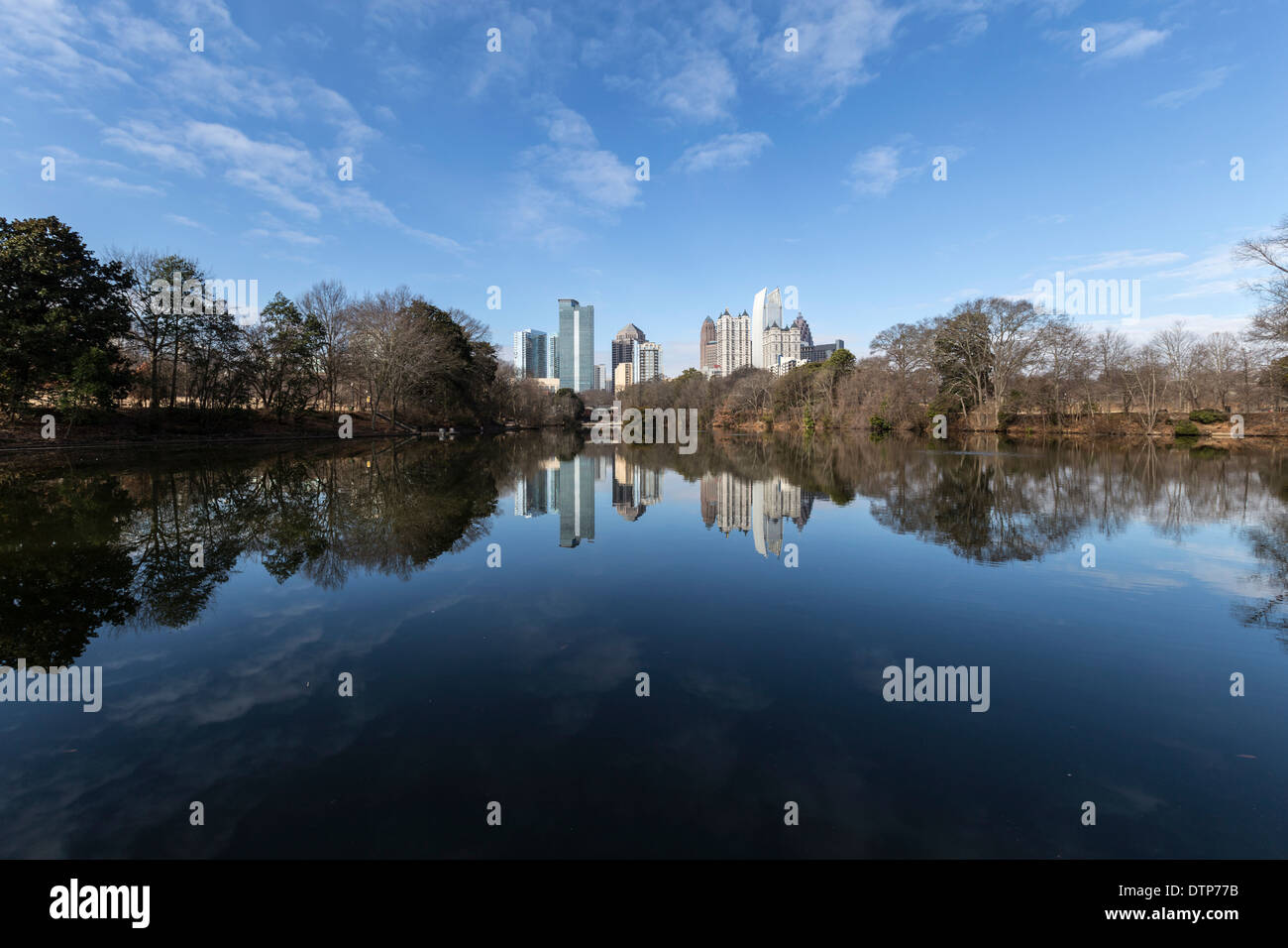 Atlanta Midtown Towers von beliebten Piedmont Park gesehen. Stockfoto