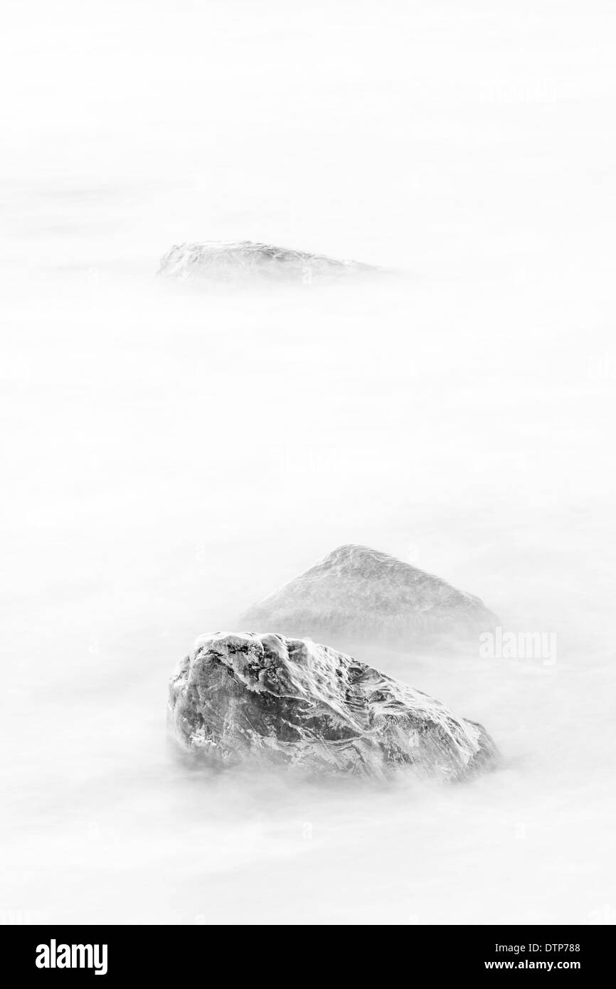 Drei Felsen im weichen Wildwasser Stockfoto