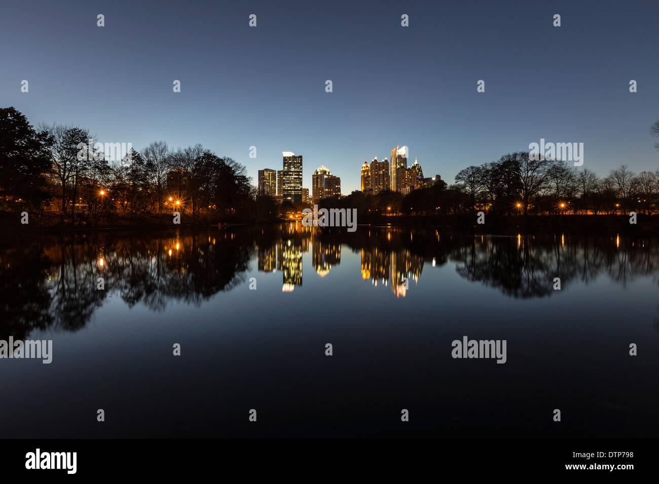 Midtown Atlanta Nacht spiegelt sich in den See am beliebten Piedmont Park. Stockfoto