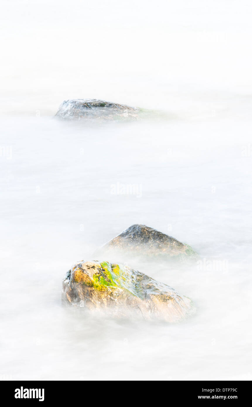 Drei Felsen im weichen Wildwasser Stockfoto