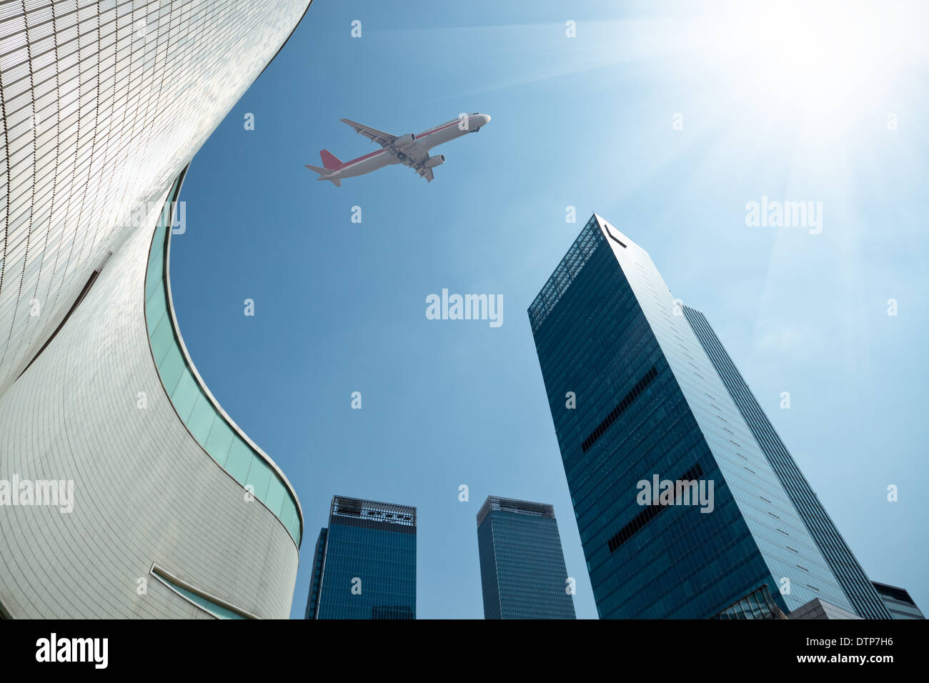 Flugzeug im Businesscenter Stockfoto