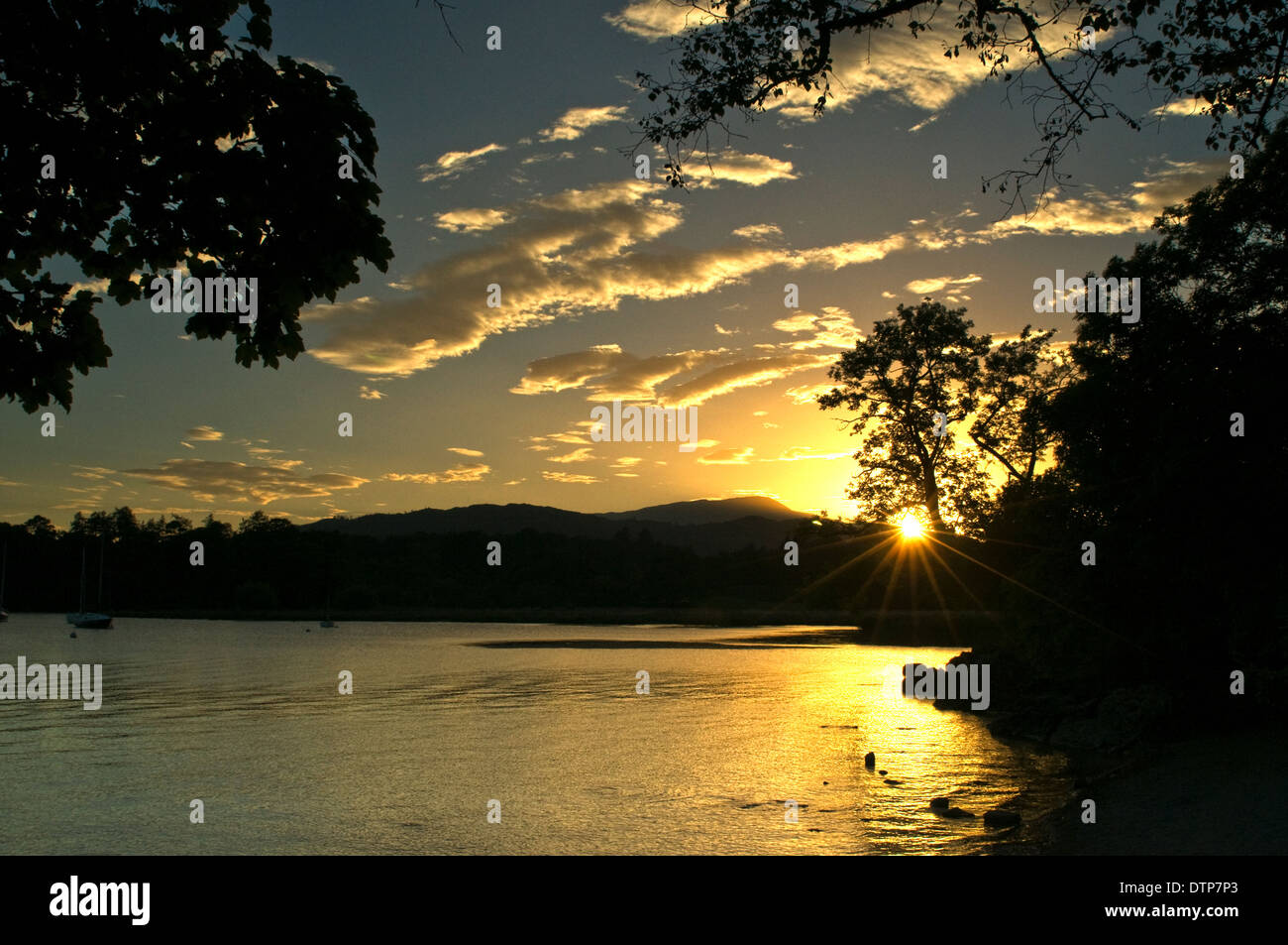 untergehende Sonne über der Seen Cumbria Stockfoto