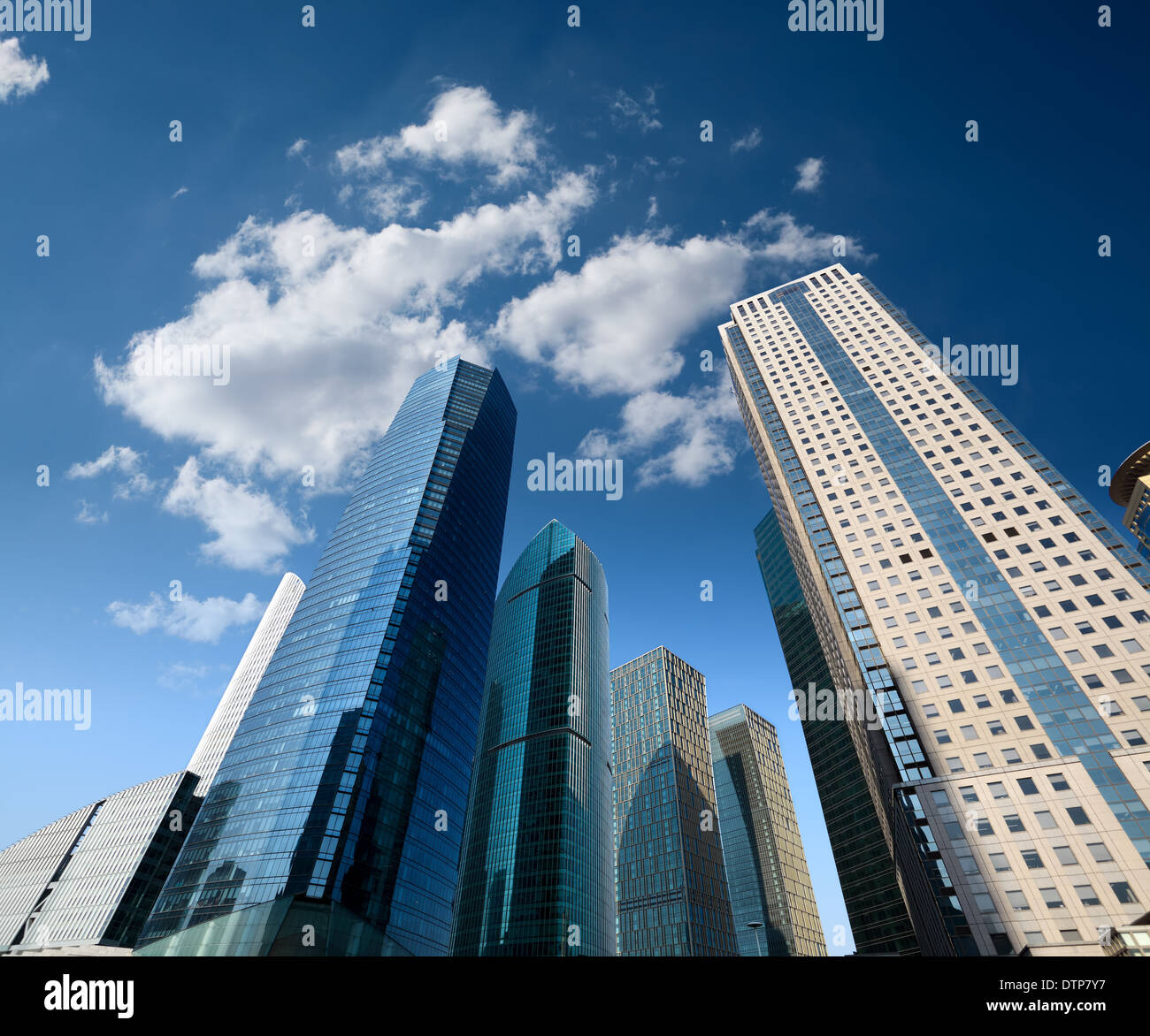 modernes Gebäude vor blauem Himmel Stockfoto