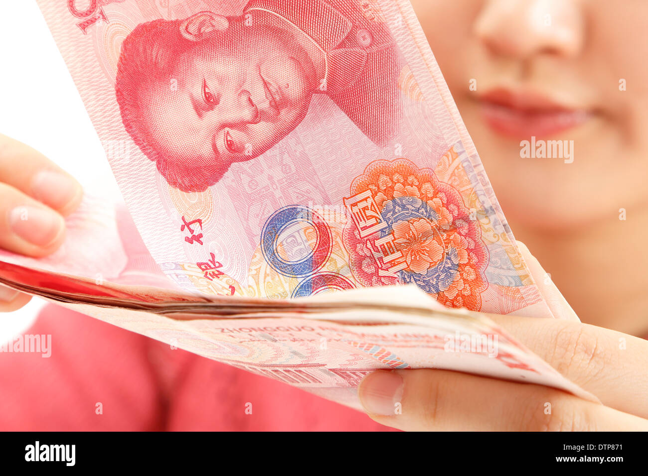 Chinesische Frau zählen chinesische Währung auf weißem Hintergrund Stockfoto