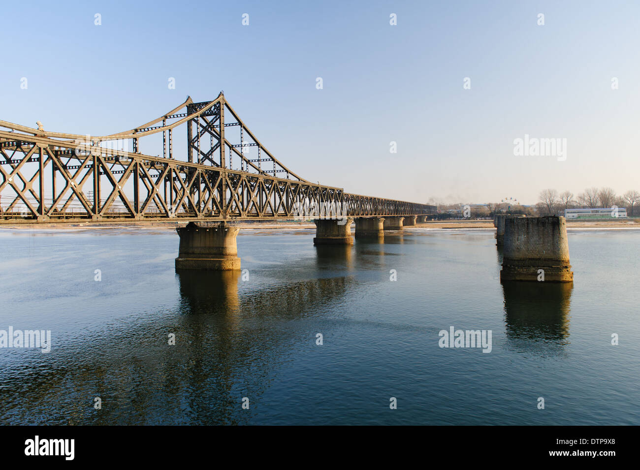 Die chinesisch-koreanische Freundschaftsbrücke.  Provinz Liaoning. Dandong, China. Stockfoto