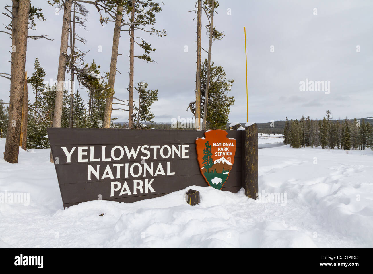 Yellowstone Nationalpark Ortseingangsschild im winter Stockfoto