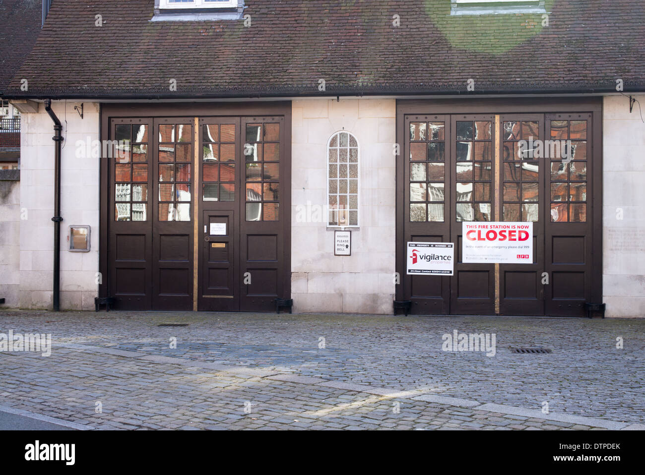 LONDON, UK - 22. Februar 2014: Schließung der Belsize Park Feuerwache im Nordwesten von London mit geschlossenen Zeichen Stockfoto