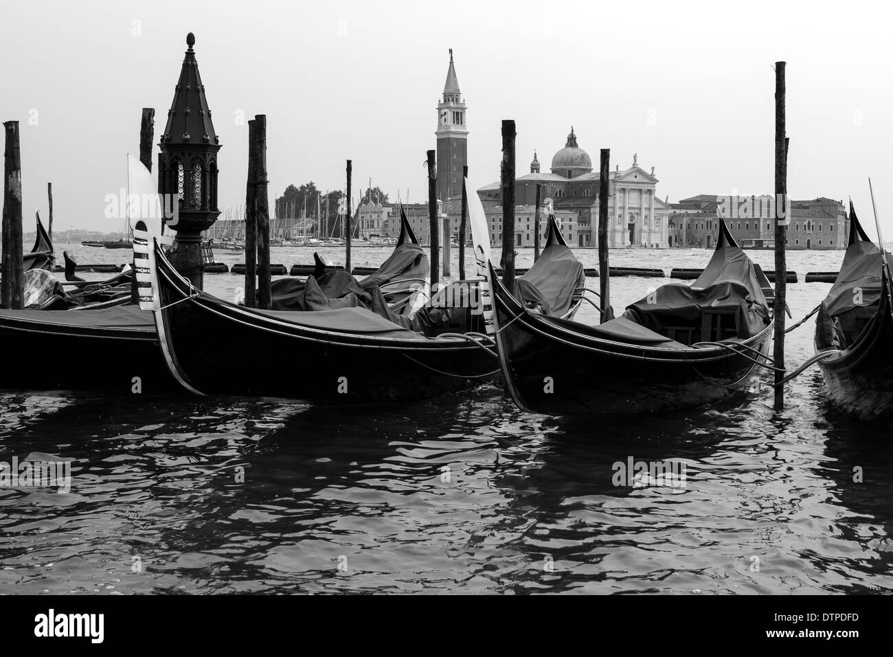 Gondeln auf dem Canal Grande Venedig Stockfoto