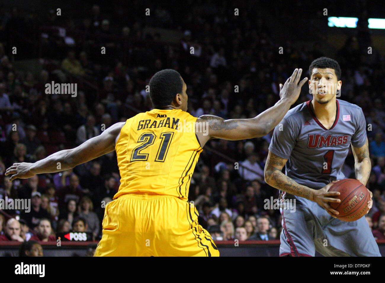 Amherst, Massachusetts, USA. 22. Februar 2014. 21. Februar 2014; Massachusetts Minutemen weiterleiten Maxie Esho (1) verteidigt von Virginia Commonwealth Rams Wache Treveon Graham (21) während der ersten Hälfte der NCAA Basketball-Spiel zwischen der Virginia Commonwealth Rams und Massachusetts Minutemen am Mullins Center. Massachusetts besiegt Virginia Commonwealth 80-75. Anthony Nesmith/CSM/Alamy Live-Nachrichten Stockfoto