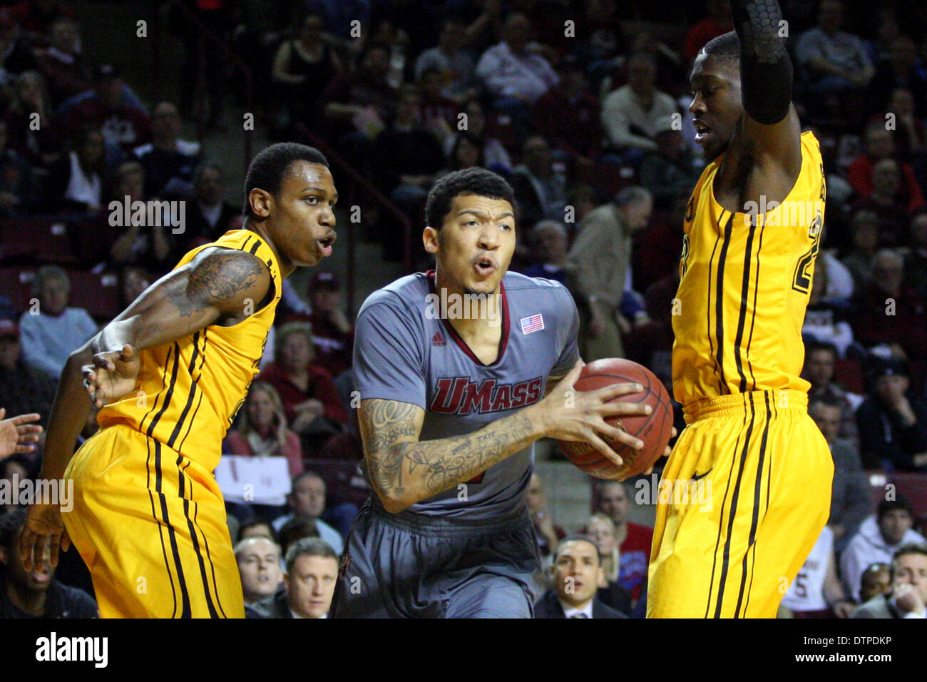 Amherst, Massachusetts, USA. 22. Februar 2014. 21. Februar 2014; Massachusetts Minutemen weiterleiten Laufwerke Maxie Esho (1) in den Korb in der ersten Hälfte der NCAA Basketball-Spiel zwischen der Virginia Commonwealth Rams und Massachusetts Minutemen am Mullins Center. Massachusetts besiegt Virginia Commonwealth 80-75. Anthony Nesmith/CSM/Alamy Live-Nachrichten Stockfoto