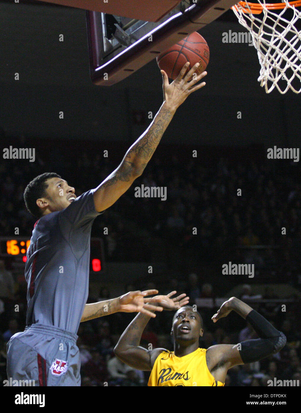 Amherst, Massachusetts, USA. 22. Februar 2014. 21. Februar 2014; Massachusetts Minutemen weiterleiten Laufwerke Maxie Esho (1) in den Korb in der ersten Hälfte der NCAA Basketball-Spiel zwischen der Virginia Commonwealth Rams und Massachusetts Minutemen am Mullins Center. Massachusetts besiegt Virginia Commonwealth 80-75. Anthony Nesmith/CSM/Alamy Live-Nachrichten Stockfoto